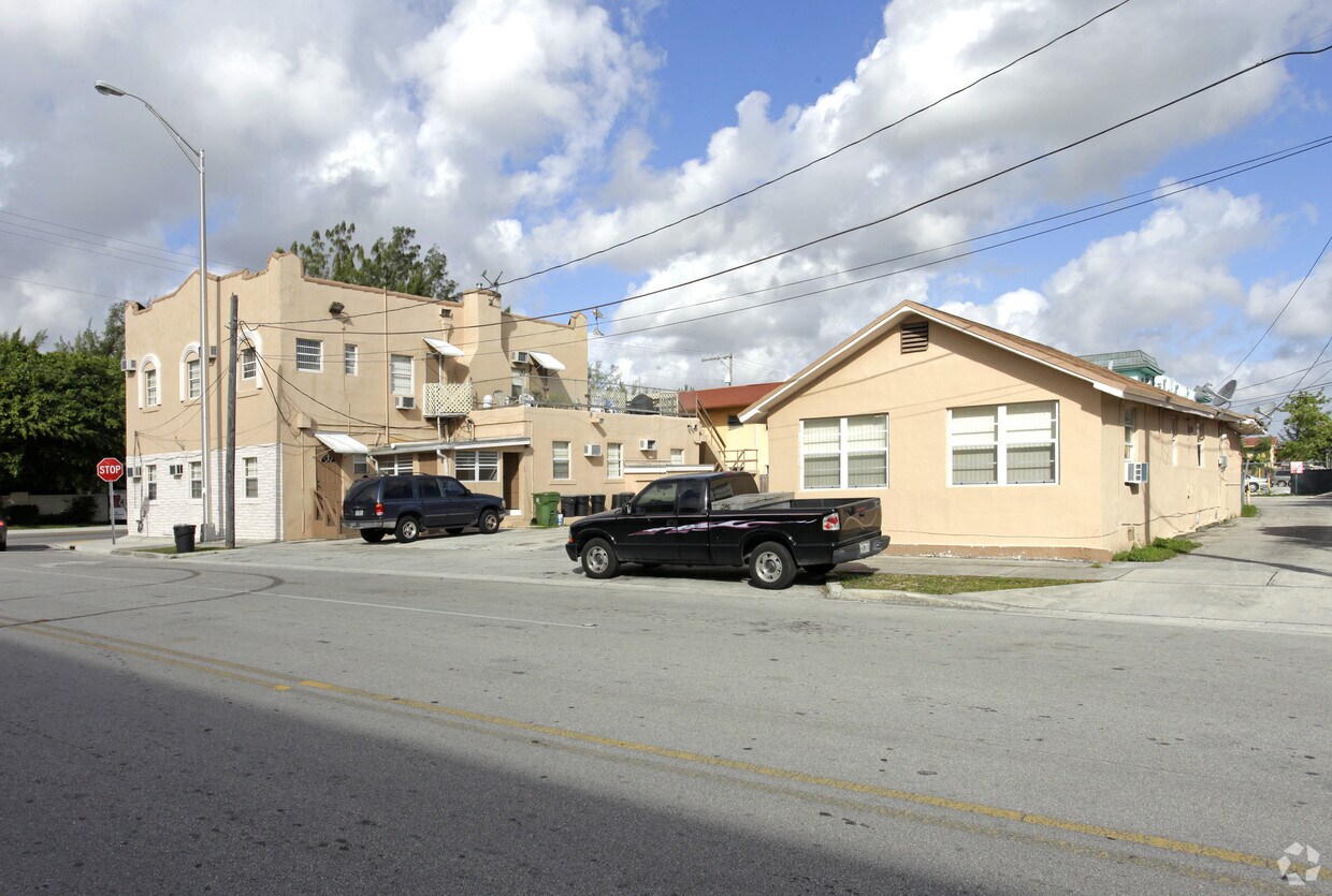Building Photo - 2701 Flamingo Way