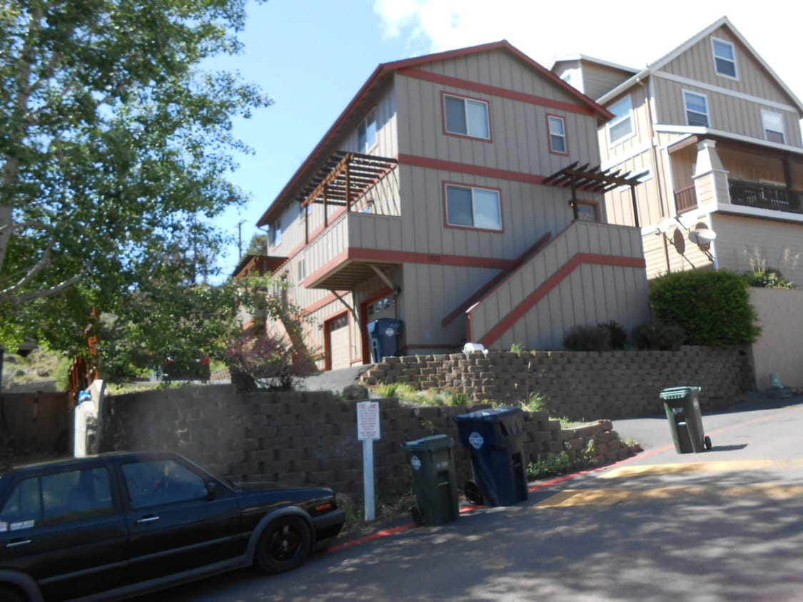 Primary Photo - 1727 NE Lotus Dr