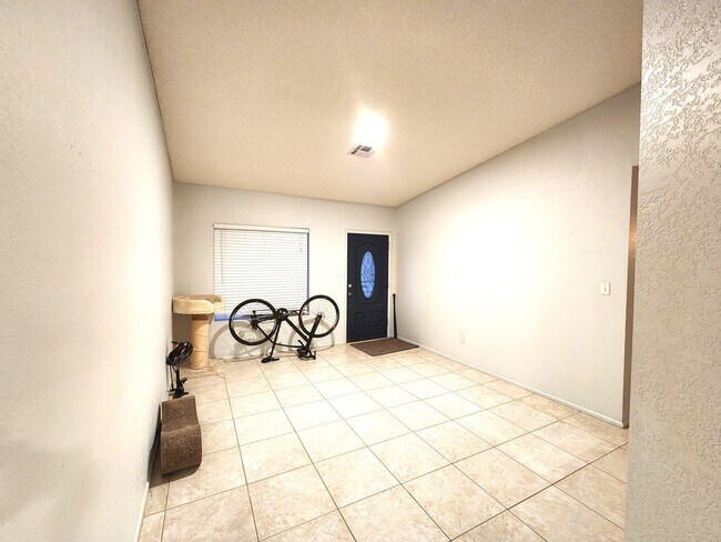 Foto del edificio - 4 bedroom, 2 bath in Ocotillo subdivision