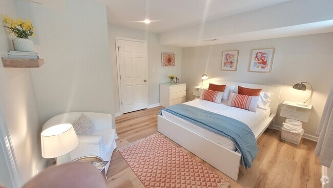 Fresh, bright bedroom with quality mattress - 122 Phillips Cir