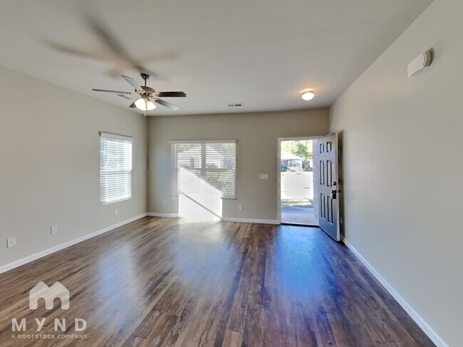 Building Photo - 743 The Heights Ln