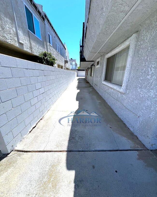 Foto del edificio - Charming 2-Bed 2-Bath with Private Deck & ...