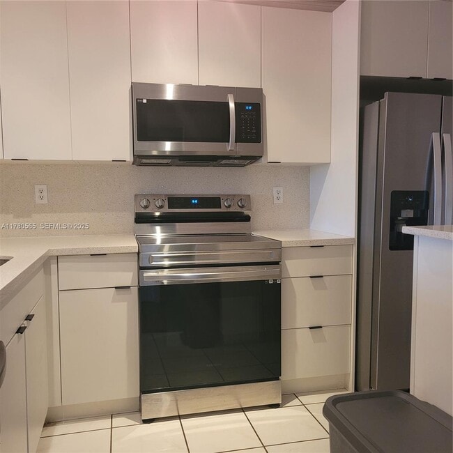 Building Photo - 1920 Sabal Palm Dr