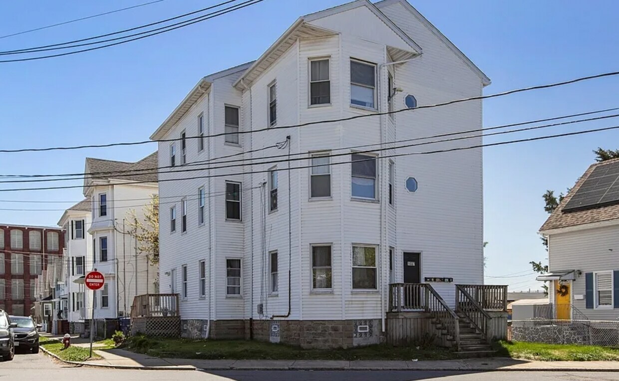 Primary Photo - 1037 Cove Rd
