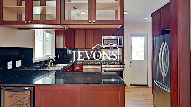 Foto del edificio - Beautiful two-story home in a walkable area near dining, shopping, entertainment and schools!