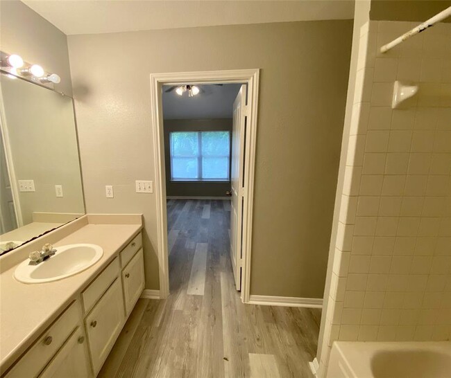 Foto del edificio - 5710 Lark Creek Dr