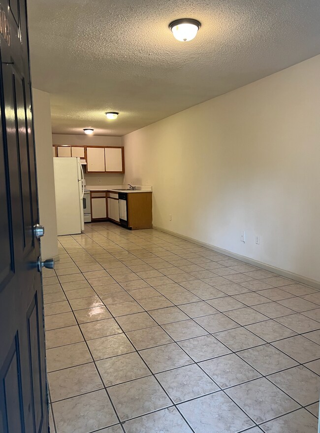 Entrance/open concept/living room - 145 Lullwater Dr