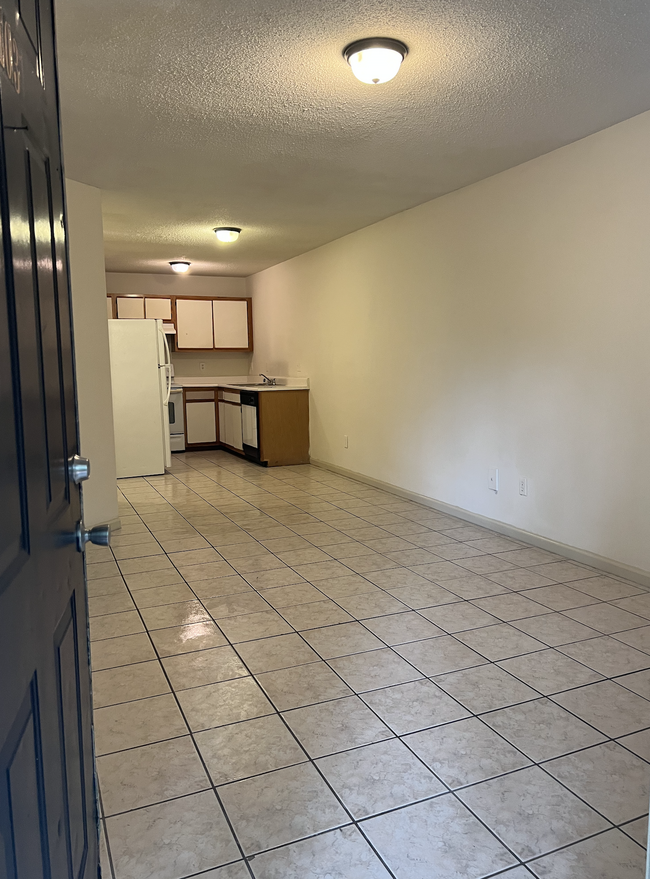 Entrance/open concept/living room - 145 Lullwater Dr