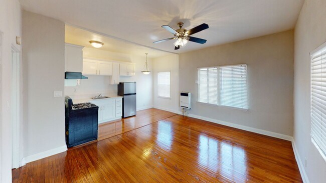 Foto del edificio - Budlong Apartments...Newly Renovated One Bedroom...Hardwood Floors!