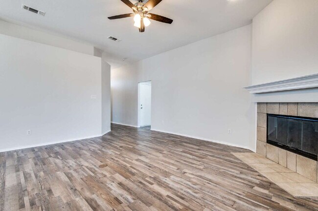 Foto del edificio - Beautiful 4BD Home with Pond Views & Covered Patio