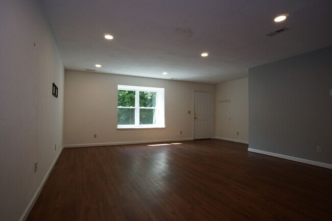 Building Photo - 4 bed/2 1/2 Bath. Undergrad. Pet Friendly
