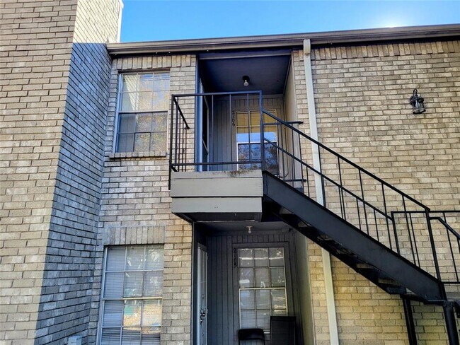 Building Photo - 9700 Leawood Blvd