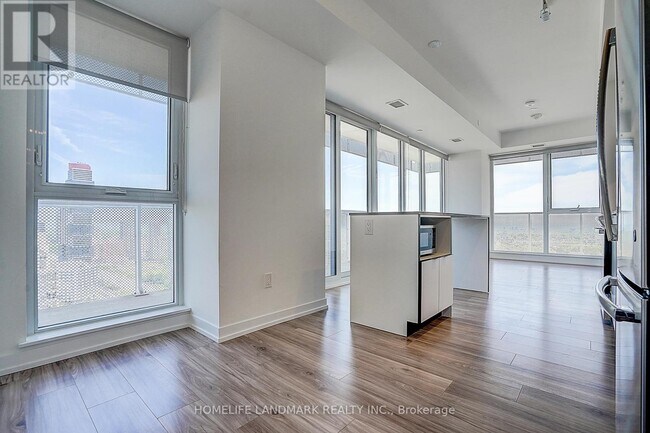 Photo du bâtiment - 4065 Confederation Pkwy