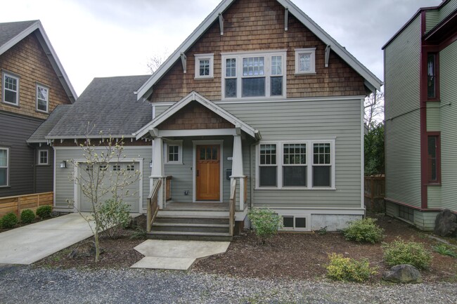 Building Photo - 1062 SE Webber St