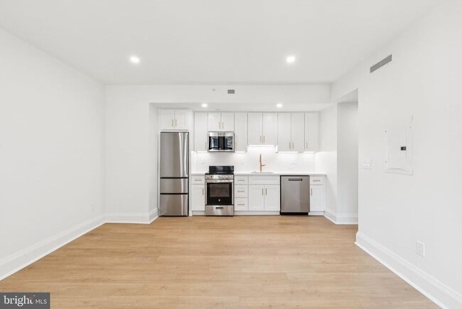 Building Photo - 135 S 19th St