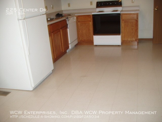 Primary Photo - 225 Center Dr