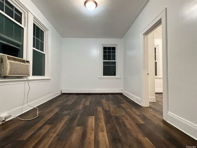 Foto del edificio - 61-46 56th Ave