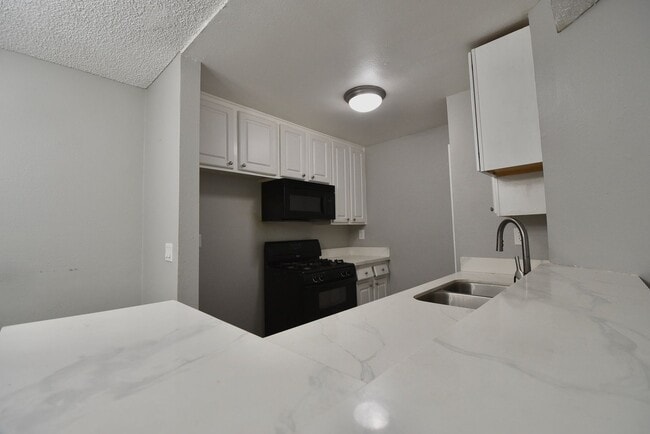 Building Photo - 21350 Parthenia St