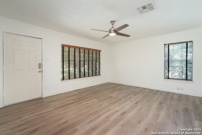 Foto del edificio - Stylishly Updated 3-Bedroom, 2-Bath Home i...