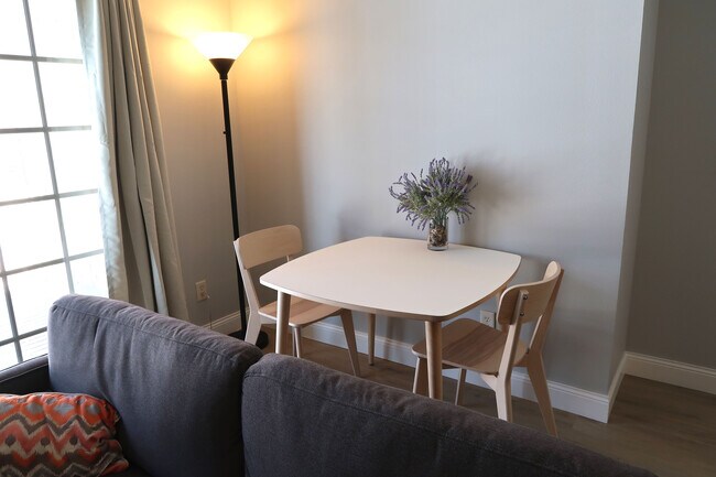 Dining area - 461 N 1st Ave