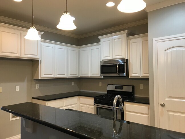 Building Photo - 3 Bedroom 2 Bath 2 Car Garage Home ***Yuko...