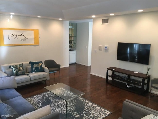 Building Photo - 3 br, 3 bath Condo - 330 S Reeves Dr Apt 101