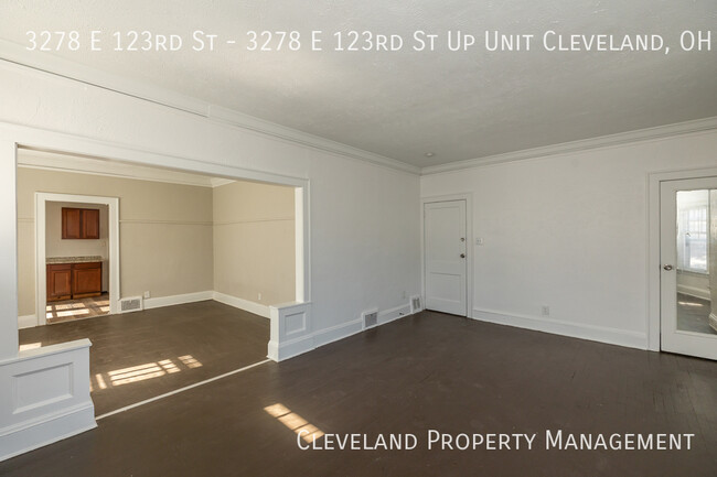 Building Photo - Spacious Cleveland Duplex