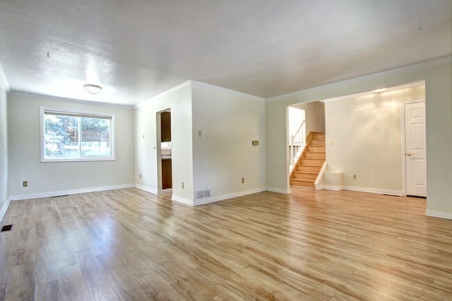 Building Photo - 3 bed 2 1/2 bath Tri-level near Downtown C...