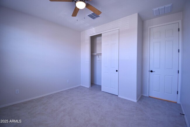 Foto del edificio - 19535 W Windsor Ave