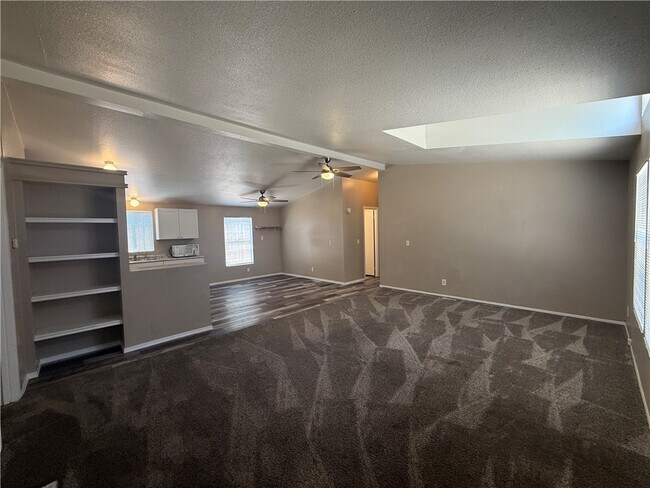 Foto del edificio - 2150 E Snavely Ave