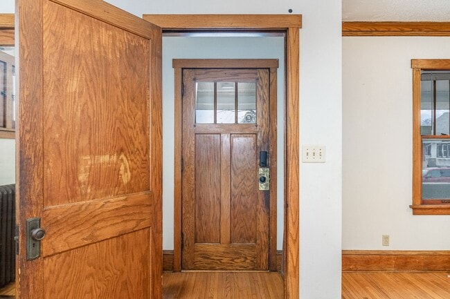 Building Photo - 3 Bed | 1 Bath in Heart of St. Paul