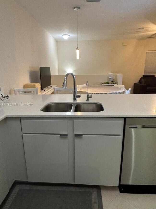 Foto del edificio - Modern Spacious 3-Bedroom 2-Story Condo in...