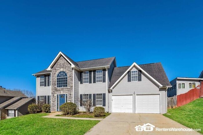 Building Photo - Bright Airy and recently Renovated Traditi...