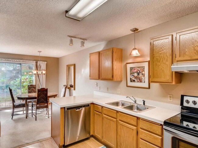 Building Photo - 2Bed/1.5Bath with LOFT Townhouse in West B...