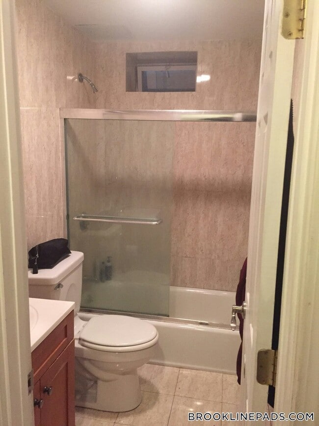 Building Photo - 73 Thatcher St