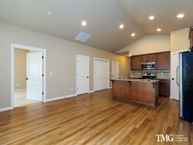 Building Photo - Centrally Located Townhome with Attached G...