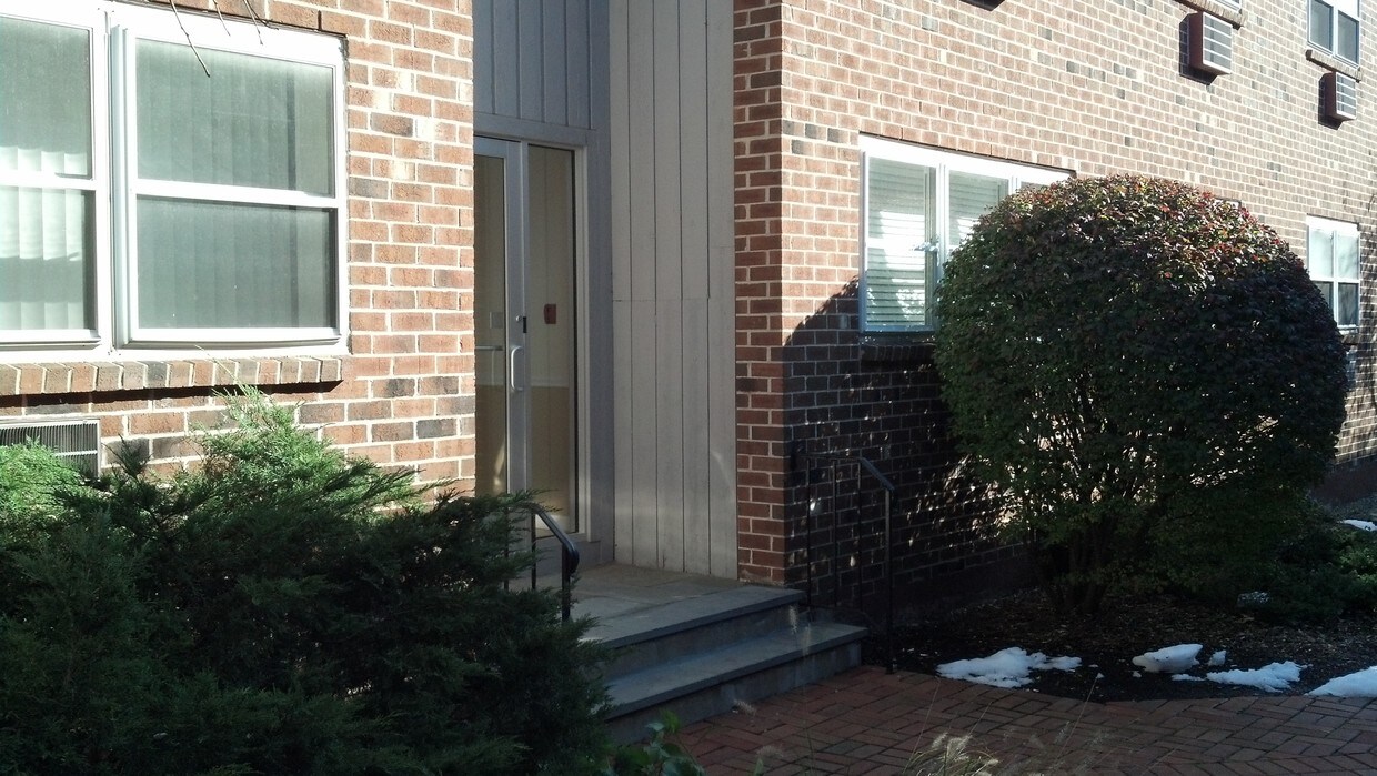 637 Cove Rd, Stamford, CT 06902 Condo for Rent in Stamford, CT