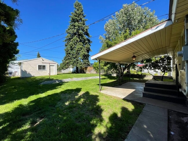 Building Photo - 4 Bedroom Shadle Rancher