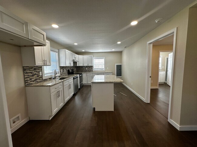 Building Photo - 2 bed/2bath freshly renovated home with bo...