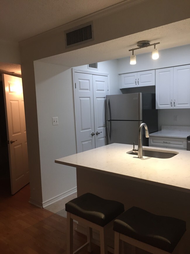 Kitchen with island - 1504 Lincoln Way