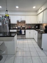 Building Photo - 810 Sandtree Dr