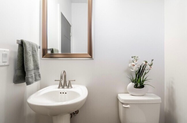 Foto del edificio - 3-Story Urban Walk Up at a Modern Community Featuring 3 Bedrooms 3.5 Bathrooms