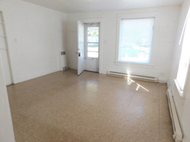 Building Photo - 309 W Elk St