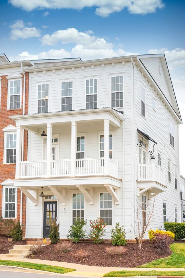 Building Photo - Gorgeous Condo in Burkitt Commons