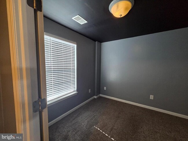 Building Photo - 2102 E Oak Rd