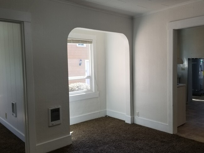 Building Photo - 3 bedroom close to Lake