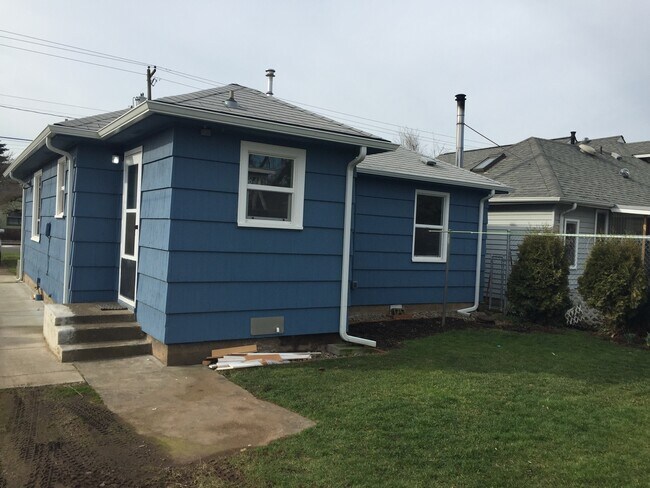 Building Photo - Beautiful 2 Bedroom 1 Bath House