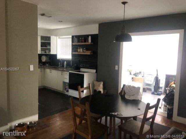 Foto del edificio - 153 NE 49th St