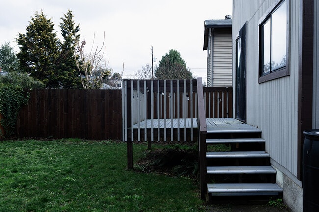 Building Photo - 6121 NE Hassalo St