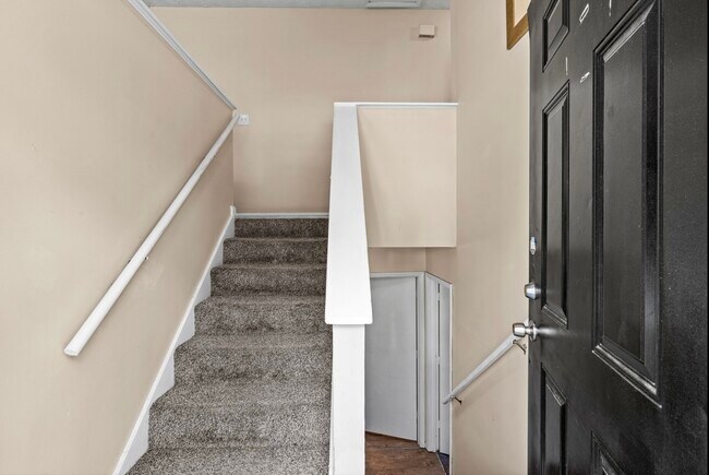 Entrada que muestra dos niveles - 5300 Forest Downs Ln